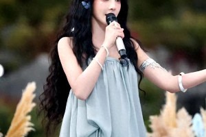 彭小苒浅蓝吊带裙造型，甜美浪漫尽显柔美气质