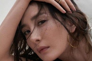 杨幂杂志大片：雀斑妆+居家风穿搭技巧