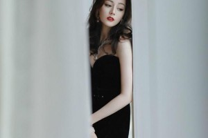 迪丽热巴深V礼服亮相，珠宝华贵尽显性感身材
