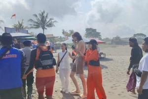 网红仲尼巴厘岛溺亡 妻子卡琳娜悲痛