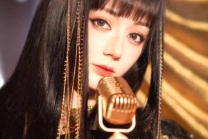迪丽热巴暗夜女王造型：闪耀金链与红唇魅力