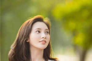 彭小苒森林系写真曝光 白色长裙尽显初夏清爽