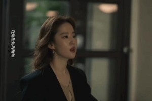 刘亦菲宝格丽活动展现松弛美，挑战内娱畸形审美