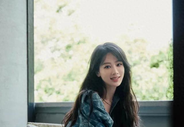 杨紫杭州MK活动亮相