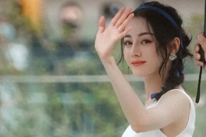 迪丽热巴尴尬时秒变“大忙人”，真实反应萌翻粉丝