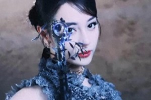 迪丽热巴片场臭美被抓包，i人反应太真实