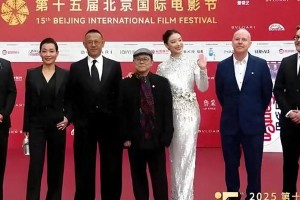 北京国际电影节开幕：倪妮朱一龙雨中走红毯