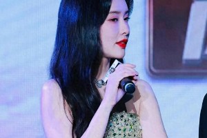 孟子义紧身牛仔裤穿搭，性感俏皮引爆时尚圈