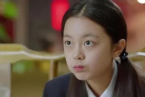 赵今麦泳池照惊艳蜕变：从国民闺女到自信少女