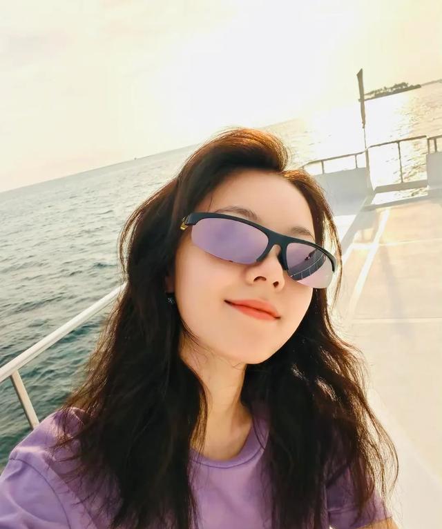 赵今麦海边游玩照