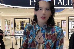 向佐奇装异服引热议，杭州活动穿鸡蛋饼造型